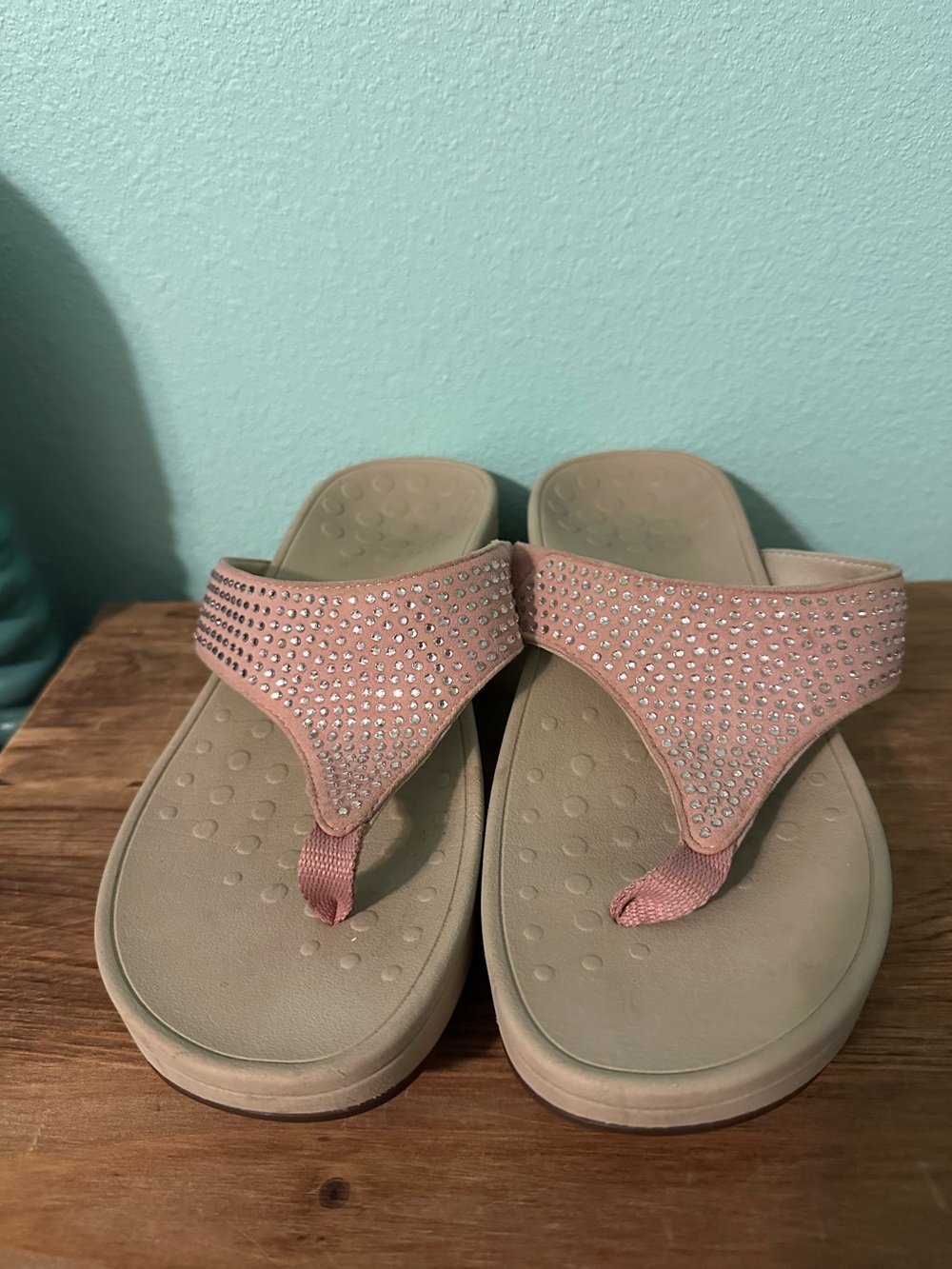 Vionic Naples Pink Leather Wedge Toe Post Thong Sandals Rhinestones Size 7 EUC